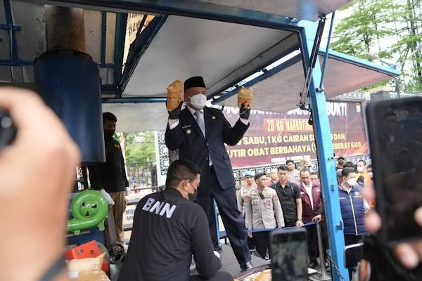Wali Kota Makassar Munafri Arifuddin saat Menghadiri Kegiatan Pemusnahan Barang Bukti Narkotika Hasil Sitaan Satres Narkoba Polrestabes Makassar, (Dok: Ist).