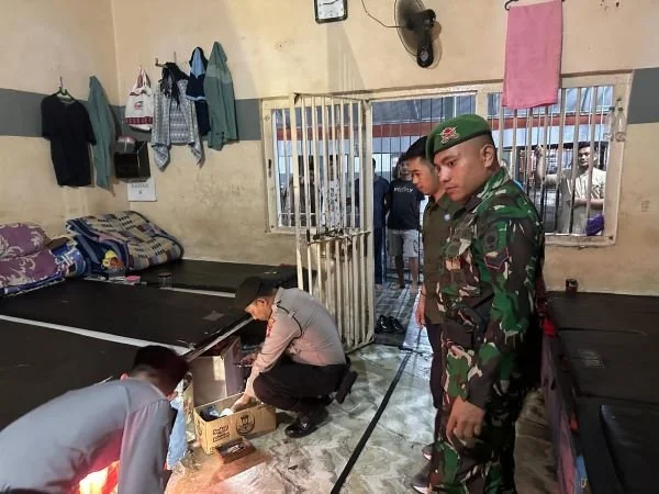 Proses penggeledahan yang dilakukan di rutan kelas II B Majene (Dok : Ist).