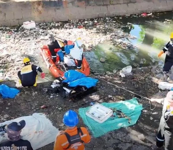 BPBD Kota Makassar saat Mengerahkan Membersihkan Tumpukan Sampah di Kanal Kecamatan, (Dok: Ist).
