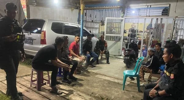 Kapolsek Mamuju bersama Bhabinkamtibmas dan Babinsa Rangas saat mendatangi rumah korban (Dok : Ist).