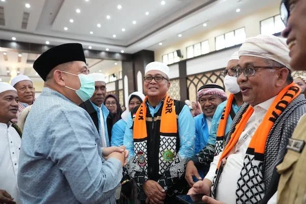 Wali Kota Makassar, Munafri Arifuddin saat Menyambut Jamaah Haji Kloter 17 (Dok: Ist).
