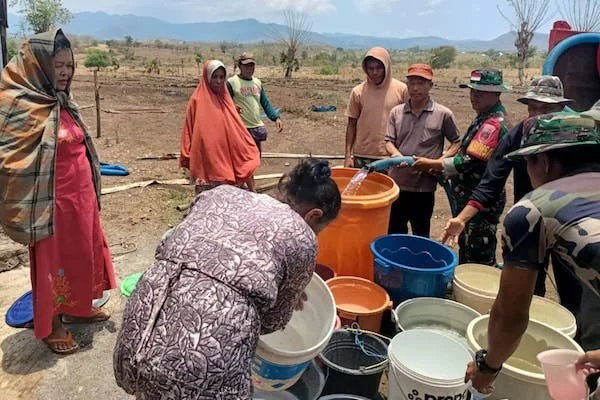Satgas TMMD ke 122 bersama Pemerintah Desa Tuju saat salurkan air bersih ke warga yang terdampak kekeringan. (Foto/ist)