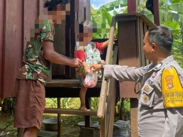 Bhabinkamtibmas Saletto saat menyalurkan daging kepada warga kurang mampu (Dok : Ist).