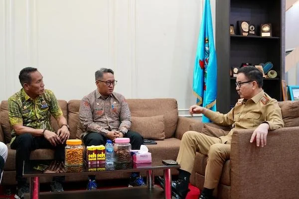 Pemprov Sulsel menerima kunjungan jajaran Pemprov Sulbar di Ruang Sekretaris Provinsi Sulsel, baru-baru ini. (Dok. Ist)