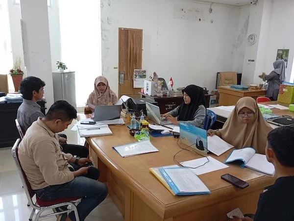 Pemberkasan yang dilakukan mahasiswa yang menerima beasiswa (dok:ist)