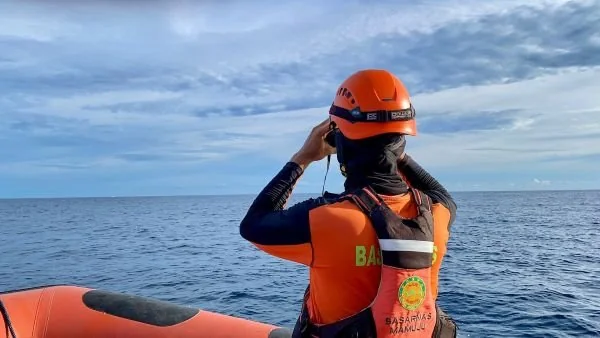 Basarnas Mamuju saat melakukan pencarian korban di laut Majene (dok:ist)