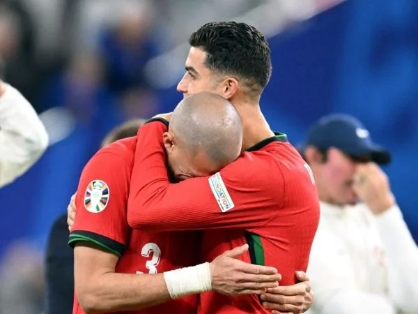 Cristiano Ronaldo memeluk bek Timnas Portugal, Pepe (Dok : int).