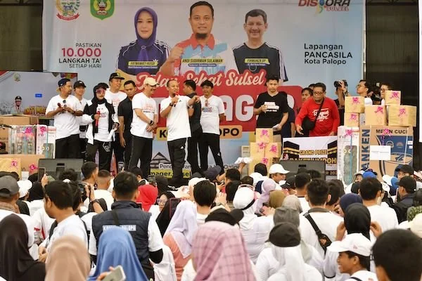 Gubernur Sulsel, Andi Sudirman Sulaiman, saat menghadiri kegiatan Jalan Sehat Sulsel di Kota Palopo, belum lama ini. (Dok. Ist).