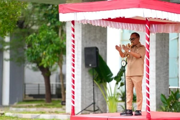 Gubernur Sulbar saat memimpin apel besar hari pertama berkantor di Pemprov Sulbar usai libur lebaran. (Dok: Ist)
