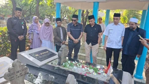 Yayasan Islamic Center Al Markaz Al Islami Makassar saat Ziarah Kubur di Haul ke-22 Jenderal M Jusuf (Dok: Ist)