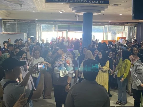 Kondisi ratusan pedagang Pasar Butung Makassar yang tidak bisa masuk ke dalam kiosnya (Dok: Atri KabarMakassar).