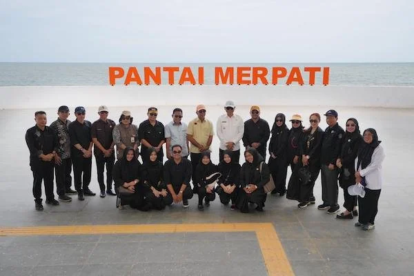 Pj Gubernur Sulsel, Prof Fadjry Djufry saat meresmikan Pantai Merpati Bulukumba (Dok: Ist)