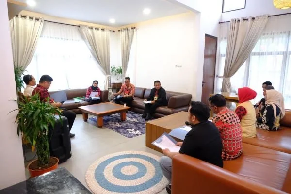 Rapat bersama Jajaran Direksi Perusda di Kantor Kecamatan Tinggimoncong, (Dok: Ist).