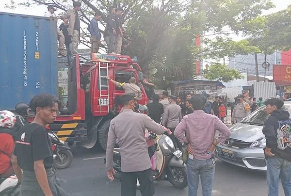 Kepolisian Bubarkan Mahasiswa Yang Aksi Di Atas Mobil Truk (Dok: Ist)