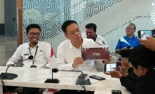 Kepala Dinas Kebudayaan dan Pariwisata Sulsel, Muhammad Arafah saat menunjukkan logo HUT Sulsel ke 355 (Dok: Nofi KabarMakassar).