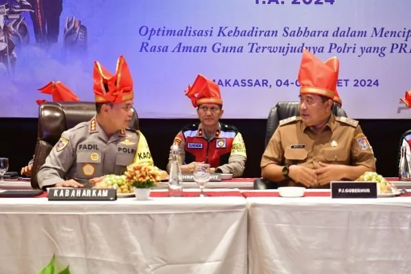 Penjabat Gubernur Sulawesi Selatan, Bahtiar Baharuddin, bersama Kepala Badan Pemelihara Keamanan (Kabaharkam) Polri, Komjen Pol Fadli Imran.