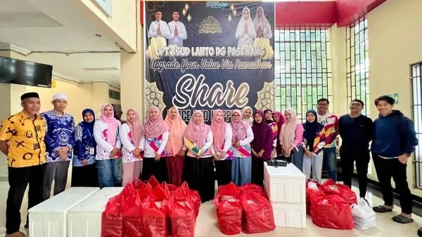 Direktur RSUD Lanto Dg Pasewang, dr. St. Pasriany bersama jajarannya saat akan membagikan paket sembako kepada petugas kebersihan dan santri. (Dok: Ist)