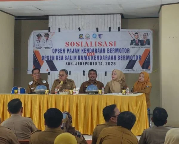 Bupati Jeneponto, Paris Yasir bersama Kepala Bapenda H. Saripuddin saat memberikan sosialisasi. Dok. Ist