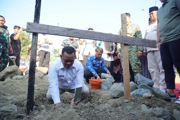 Bupati Luwu melakukan peletakan batu pertama pembangunan fisik KDKMP di Dewa Tampa