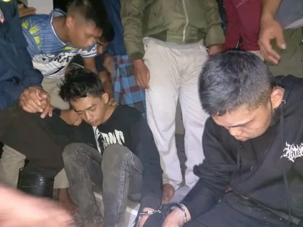 Pelaku pencurian sarang burung walet yang berhasil di amankan.
