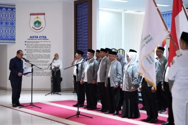 Gubernur Sulbar saat mengukuhkan  pengurus BWI Sulbar tahun 2026-2029 (Dok: Ist)