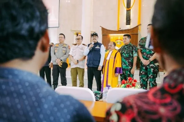 Pj Gubernur Sulsel, Prof Zudan Arif Fakrulloh bersama Menteri Sosial, Saifullah Yusuf di Gereja Toraja Klasis Makassar (Dok: Ist).
