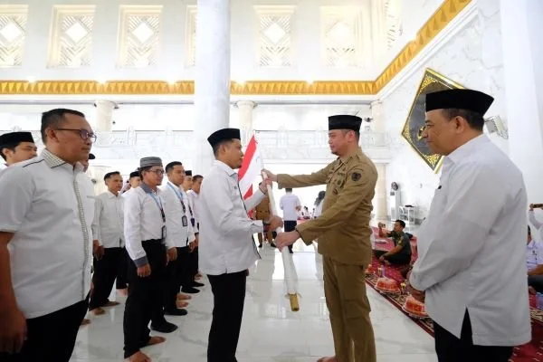 Bupati Gowa, Adnan Purichta Ichsan saat membuka Bimbingan Manasik Haji.