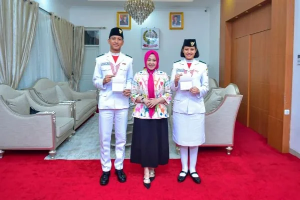 Aliah dan Nadhif, Paskibraka Nasional Asal Sulsel Terima Tabungan Pendidikan dari Wagub Fatmawati (Dok : Ist).