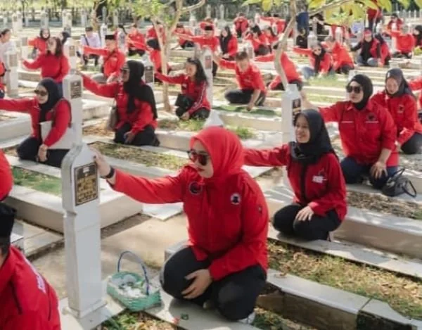 DPD PDIP Sulsel Tebar Bunga di TMP Menggenang Bulan Bung Karno (Dok: Ist)