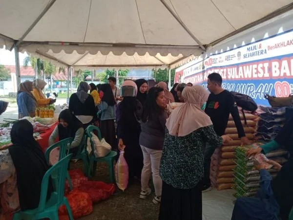 Gerakan pangan murah diserbu masyarakat yang dilaksanakan Pemprov Sulbar di Mamuju (Dok : Ist).
