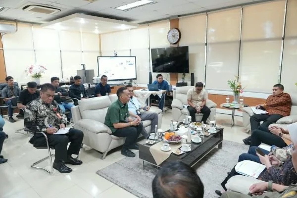 Wali Kota Makassar Munafri Arifuddin saat menemui petinggi Pertamina (Dok: Ist)