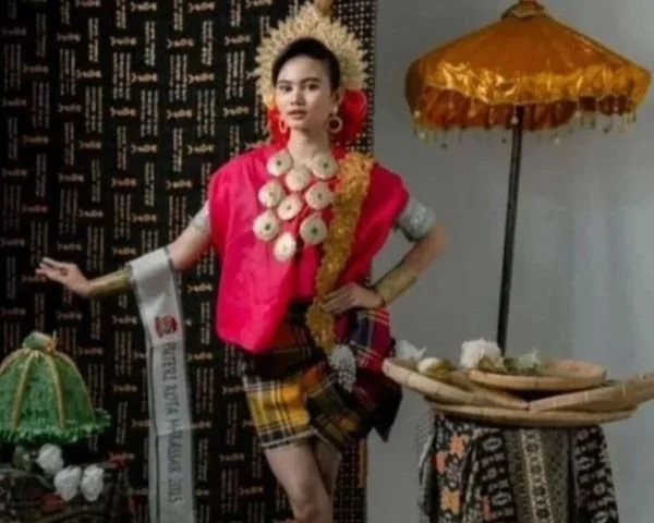 Viral pemotretan finalis Putra-Putri Sulsel memakai sarung seperti rok mini (Dok : Ist).