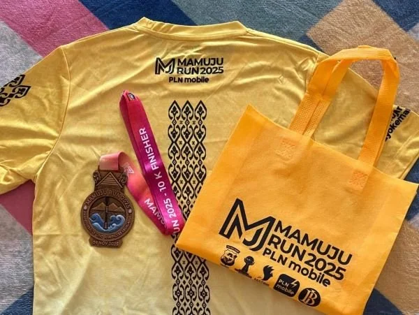 Baju dan Medali yang disiapkan di Event lari Mamuju Run 2025. Dok. Ist