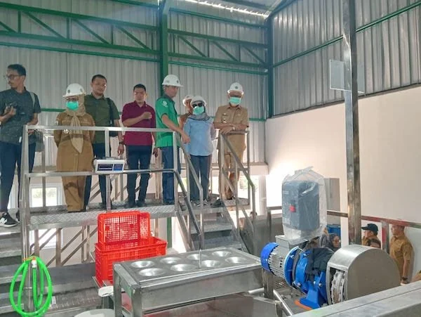 Gubernur Sulbar Suhardi Duka bersama rombongan saat mengunjungi pabrik di Polman (dok:Ist)