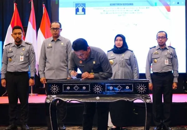 Kakanwil Kemenkum Sulsel saat melakukan penandatanaganan PK dan Komitmen Bersama Pembangunan ZI menuju WBK/WBBM (Dok : Ist).