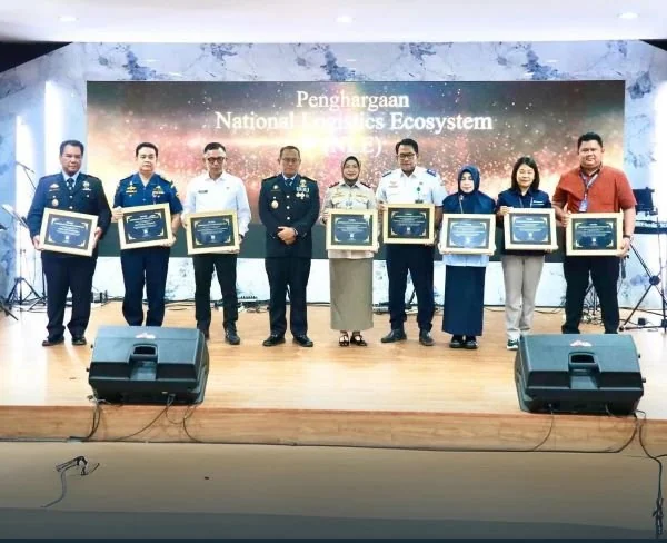 Pemberian penghargaan kepada Pelindo Regional 4 (Dok : Ist).