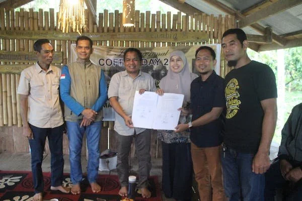 Kadis Koperasi dan UMKM Jeneponto, Mernawati saat melantik Pengurus MPIG (Foto/ist).