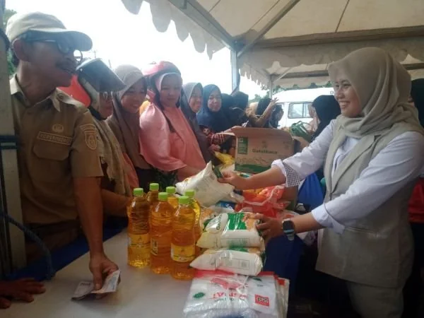 Pasar murah yang dilaksanakan Pemprov didepan Kantor Gubernur Sulbar. Dok. Ist