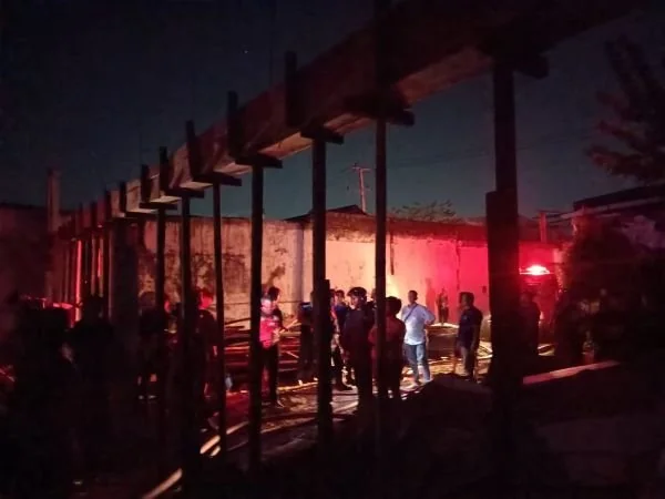 Proses pemadaman api pada bengkel yang terbakar di BTN Hamzy (Dok : ist).