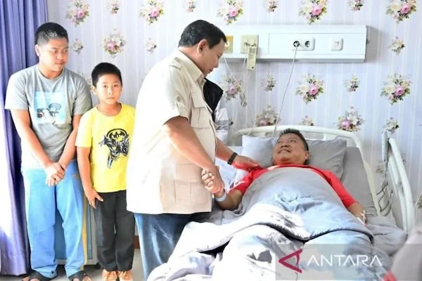 Arsip foto - Presiden RI Prabowo Subianto menjenguk korban aksi demonstrasi di RS Polri, Kramat Jati, Jakarta Timur, Senin (1/9/2025). ANTARA/HO-Biro Pers Sekretariat Presiden