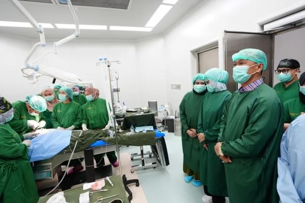 Pj Gubernur Sulsel, Prof Zudan Arif Fakrulloh saat meninjau tindakan medis yang dilakukan oleh dokter (Dok: Ist)