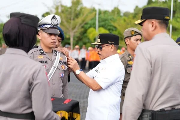 Gubernur Sulbar Suhardi Duka saat menghadiri apel gelar pasukan operasi ketupat 2025 (Dok : Ist).