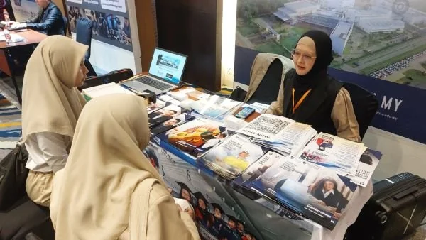 Siswi SMA Bosowa School Makassar saat  mengikuti Pameran Pendidikan (Dok : Ist).