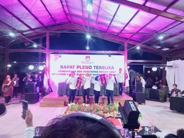 Kedua pasangan calon Bupati dan Wakil Bupati Mamuju memperlihatkan nomor urut (Dok: Aldy KabarMakassar).