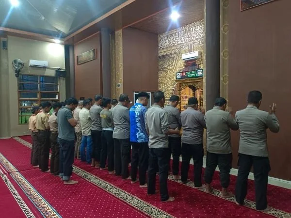 Polres Jeneponto saat menggelar Shalat Gaib dan doa bersama di Masjid As Syurti. (Ist).