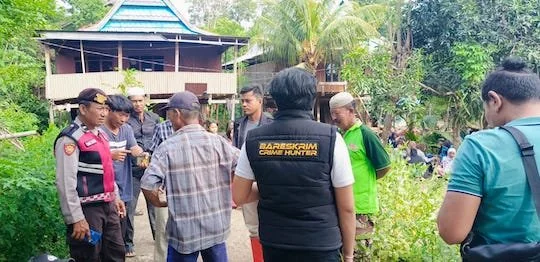 Tim gabungan dari Unit Inafis, Reskrim dan personil Polsek Kelara saat melakukan proses identifikasi dan olah Tempat Kejadian Perkara (TKP). (Ist).