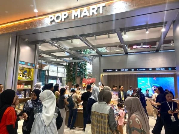 Masyarakat Makassar memadati gerai terbaru POP MART di TSM (Dok: Nofi KabarMakassar)