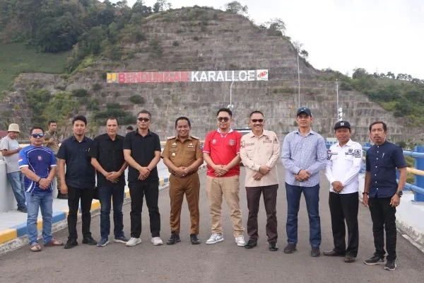 Direktur Bendungan dan Danau Kementerian PUPR, Adenan Rasyid saat bertemu dengan Pj. Bupati Jeneponto, Junaedi Bakri bersama rombongan saat memantau Waduk Karaloe (Dok : ist).