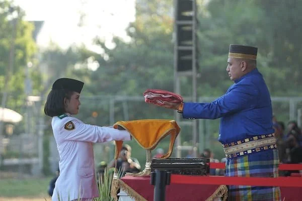 Wali Kota Makassar, Munafri Arifuddin saat Menerima Duplikat Bendera Pusaka (Dok: Ist).