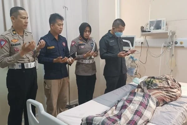 Personil Polda Sulsel mendoakan Jenazah Aipda Sunandar (Dok : Ist).